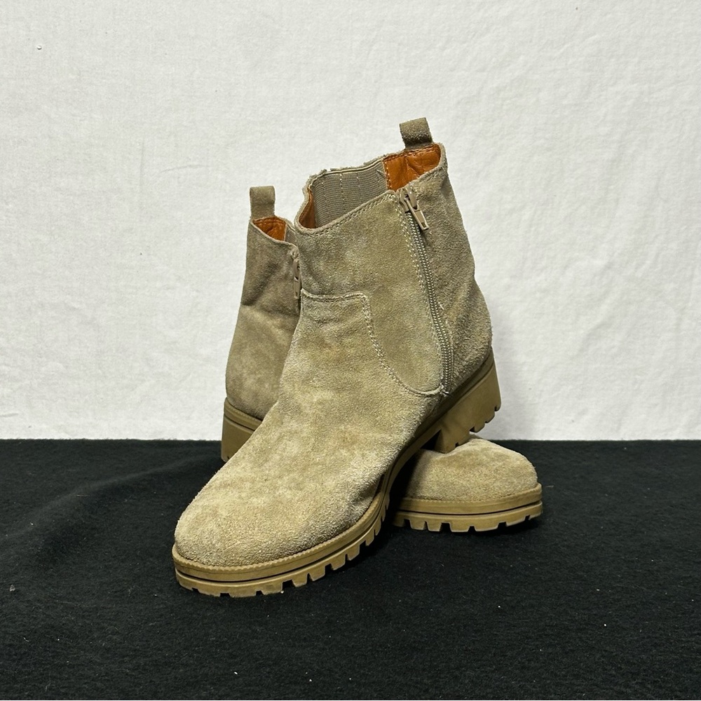 Lucky Brand Women's 9.5 Hazy Brown Suede Ankle Zippered Lug Sole Boots